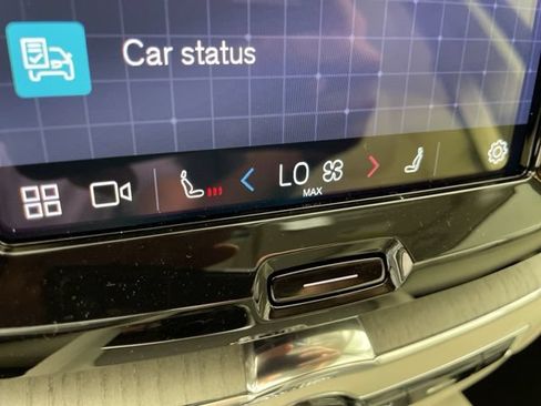 Certified 2025 Volvo XC60 T8 Plus w/ Protection Package Premier AWD/4WD image 37