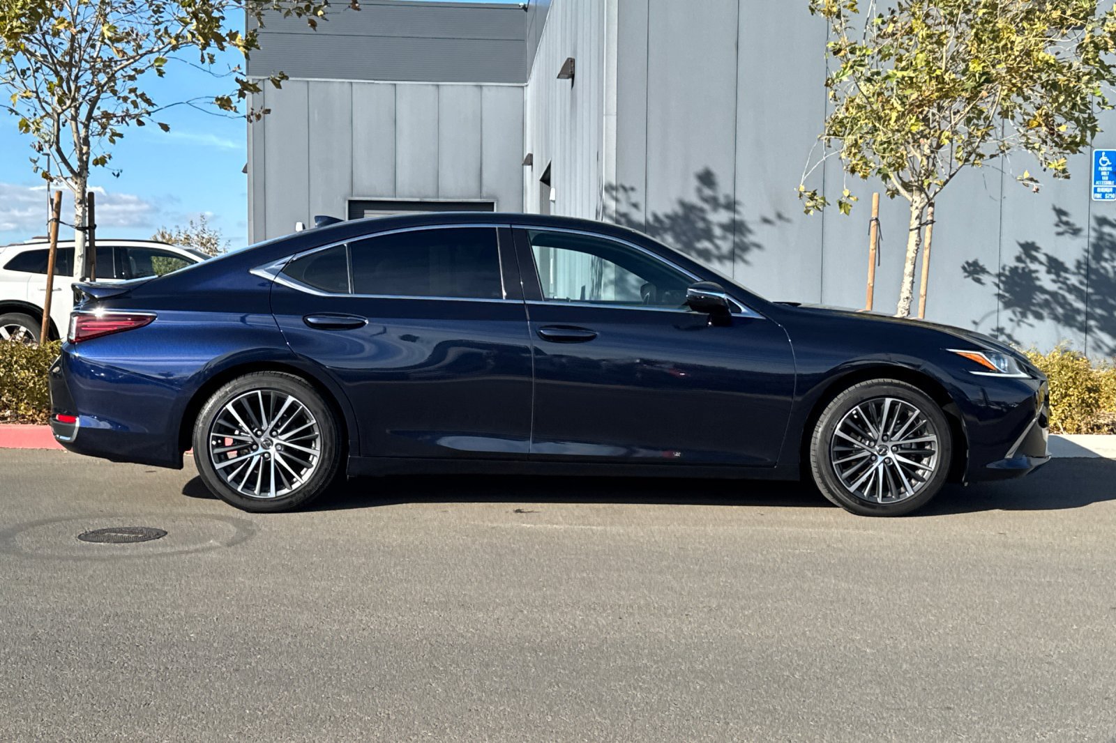 Used 2025 Lexus ES 300h w/ Premium Package FWD image 3