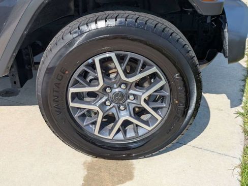 Used 2025 Jeep Wrangler Unlimited Sahara AWD/4WD image 11