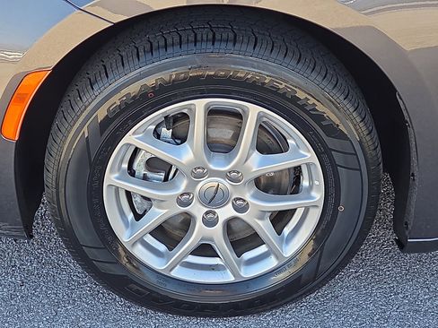 Used 2023 Chrysler Pacifica Touring-L image 7