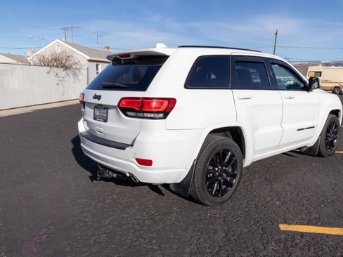 Used 2020 Jeep Grand Cherokee Altitude image 3