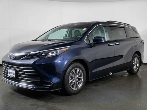 Used 2024 Toyota Sienna XLE FWD image 4