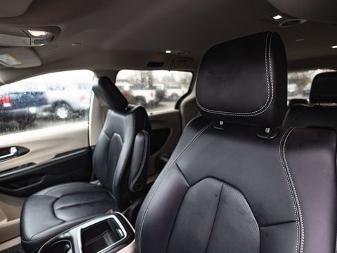 Used 2024 Chrysler Pacifica Touring-L image 25