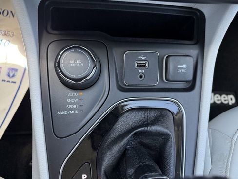 Used 2019 Jeep Cherokee Limited AWD/4WD image 28