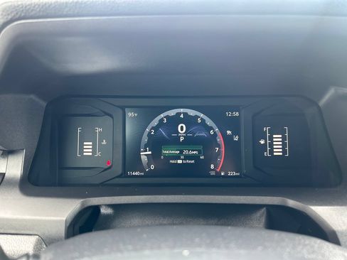 Certified 2025 Toyota Tacoma SR5 AWD/4WD image 18