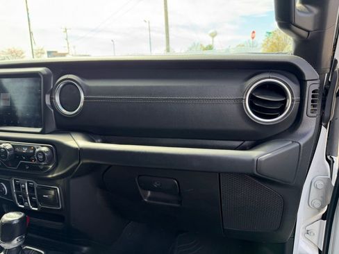 Used 2018 Jeep Wrangler Unlimited Sahara image 34