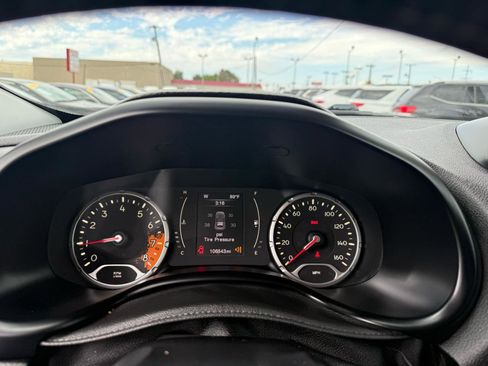Used 2015 Jeep Renegade Latitude FWD image 17