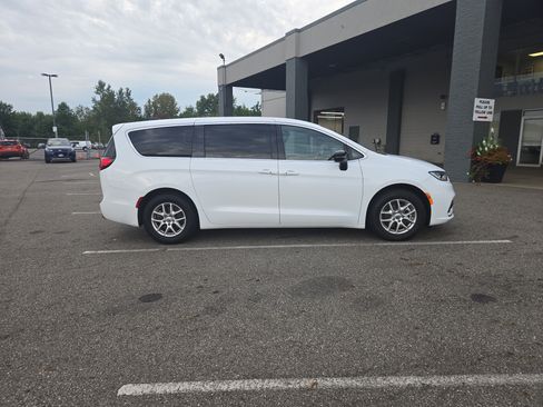 Used 2025 Chrysler Pacifica Select FWD image 5