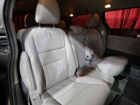 Used 2017 Toyota Sienna XLE image 8