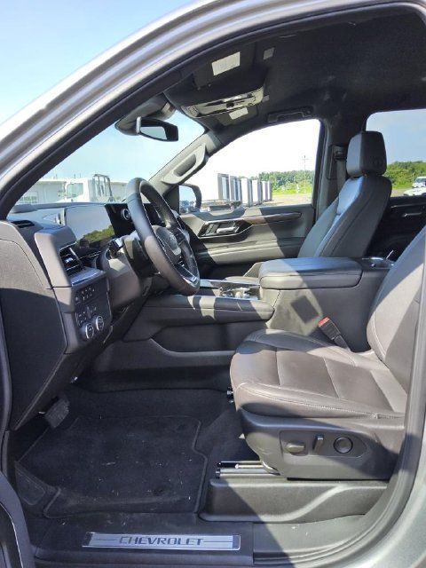 Used 2025 Chevrolet Suburban Z71 AWD/4WD image 12