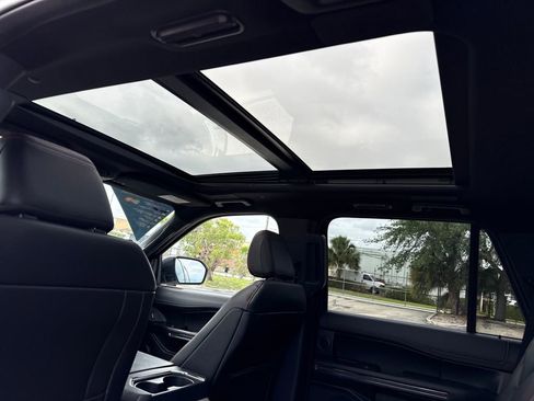 Used 2023 Ford Expedition Limited image 9