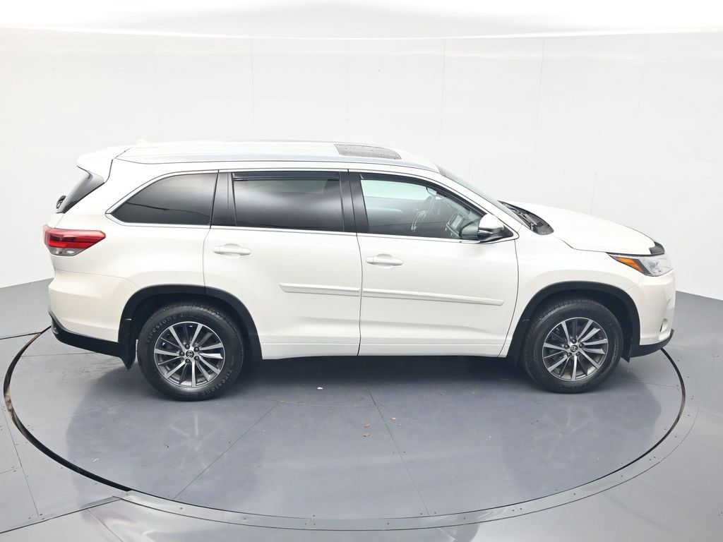 Used 2017 Toyota Highlander XLE AWD/4WD image 39