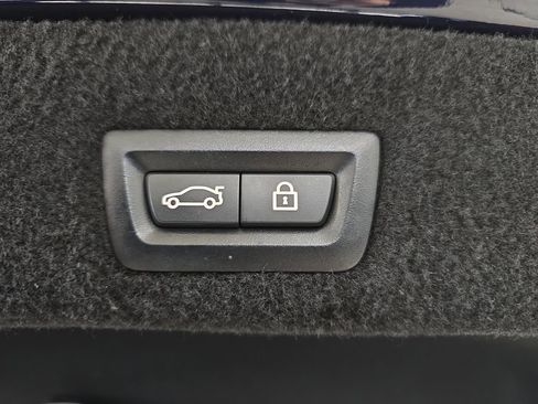 Used 2022 BMW 740i w/ M Sport Package image 31