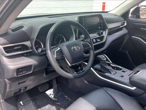 Used 2020 Toyota Highlander XLE FWD image 18