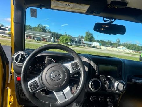 Used 2015 Jeep Wrangler Unlimited Rubicon AWD/4WD image 35