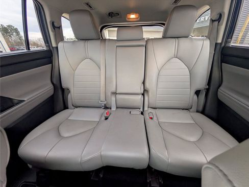 Used 2022 Toyota Highlander XLE FWD image 15