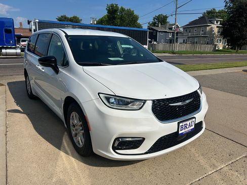 Used 2024 Chrysler Pacifica Touring-L FWD image 4