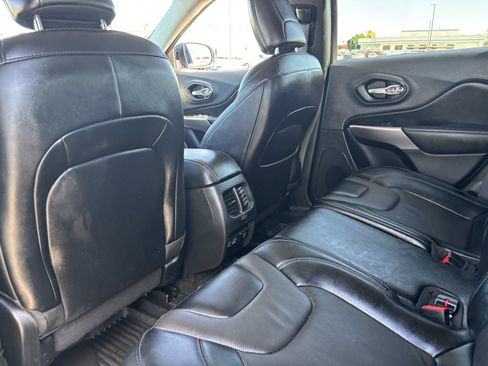 Used 2022 Jeep Cherokee Latitude Lux w/ Sun & Sound Group AWD/4WD image 17
