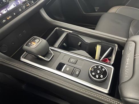 Used 2024 Nissan Pathfinder Platinum image 25