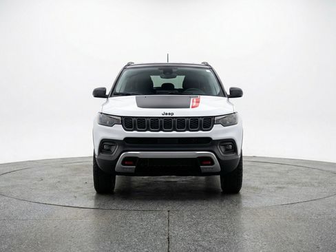 Used 2025 Jeep Compass Trailhawk AWD/4WD image 2