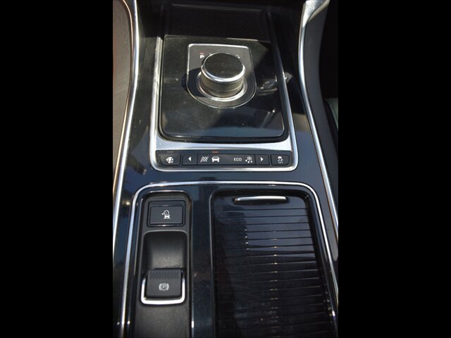 Used 2019 Jaguar XE Premium RWD image 13