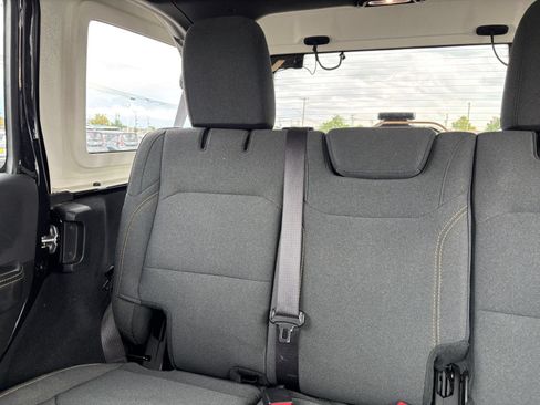 Used 2025 Jeep Wrangler Unlimited Sahara AWD/4WD image 39