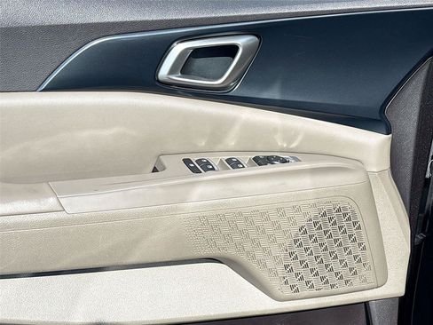 Used 2025 Kia Carnival FWD image 21