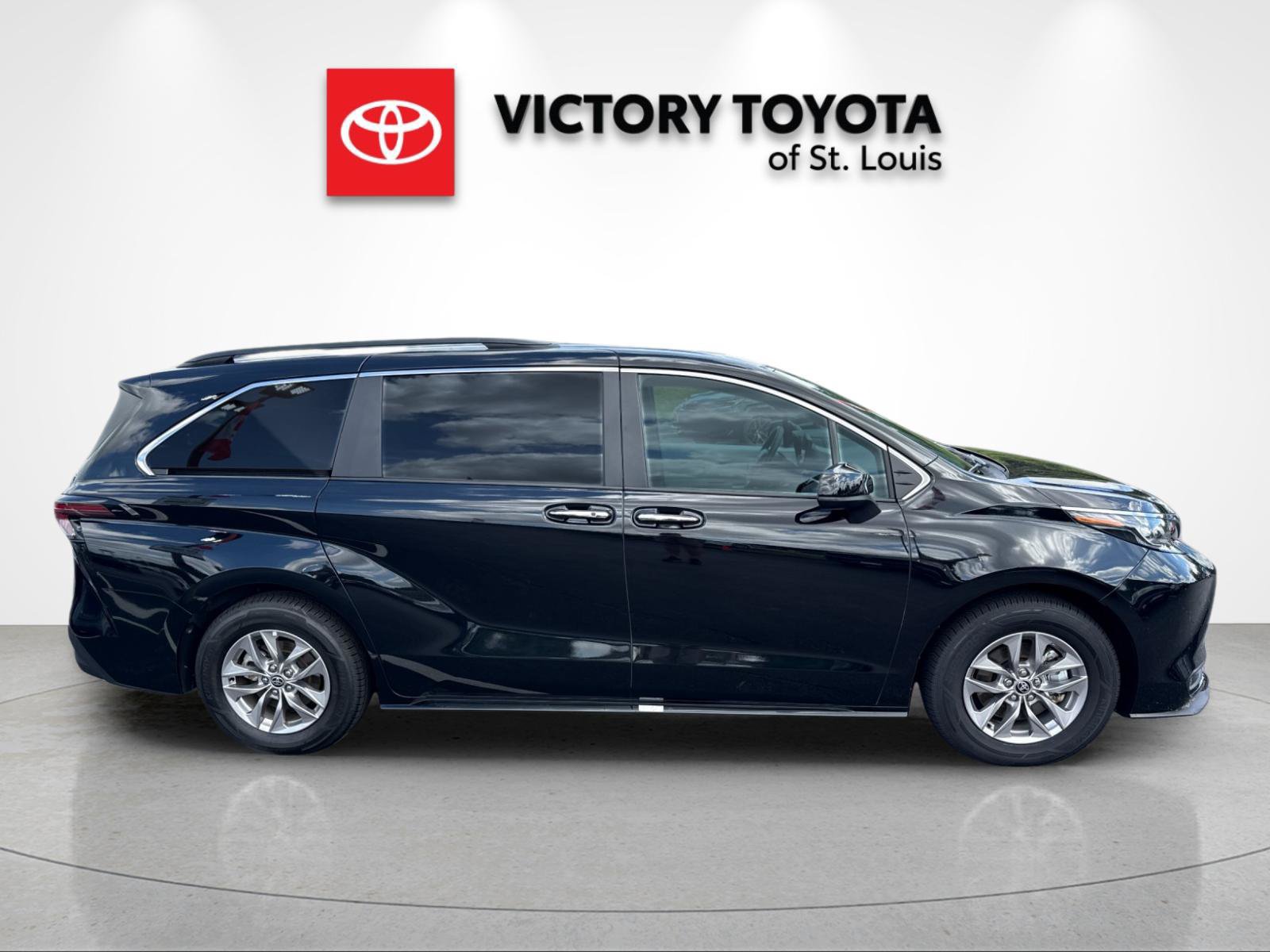 Used 2026 Toyota Sienna XLE FWD image 2