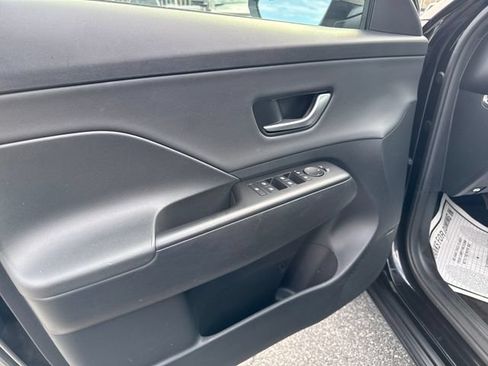 Used 2024 Hyundai Kona Limited FWD image 11