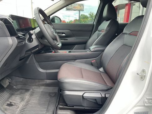 Certified 2025 Nissan Kicks SR image 10