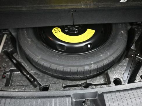 Used 2021 Volkswagen Tiguan SE image 16