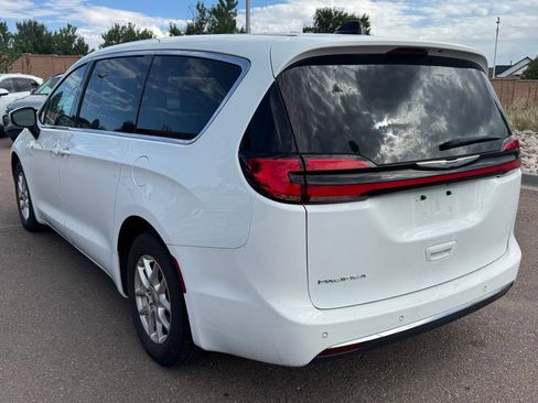 Used 2023 Chrysler Pacifica Touring-L FWD image 4