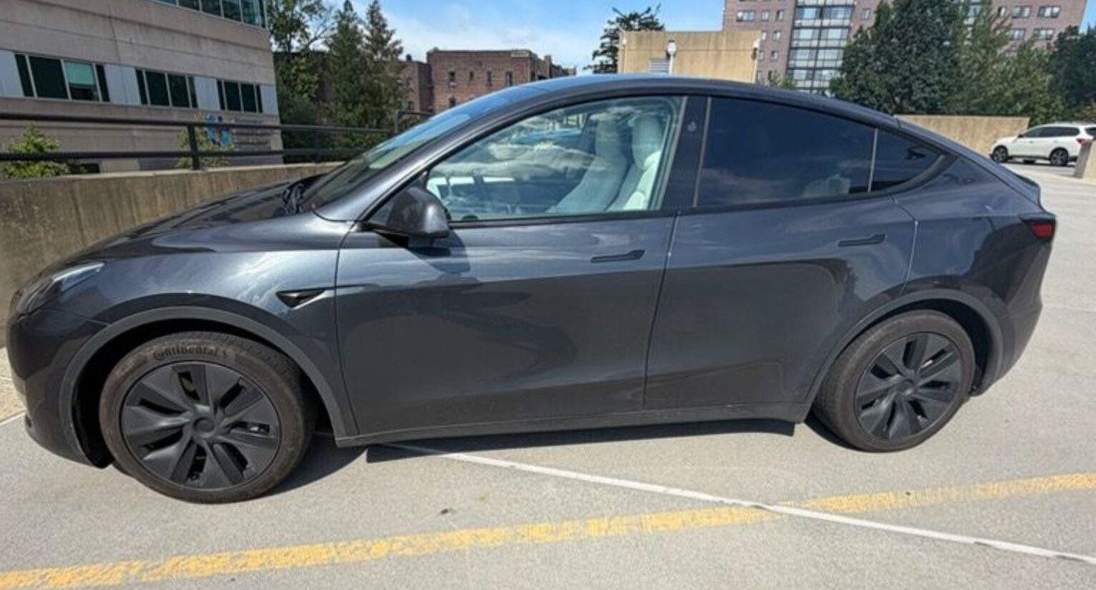 Used 2025 Tesla Model Y Long Range AWD/4WD image 1