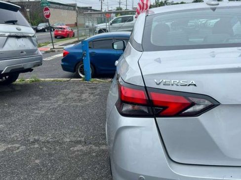 Used 2021 Nissan Versa SV FWD image 8