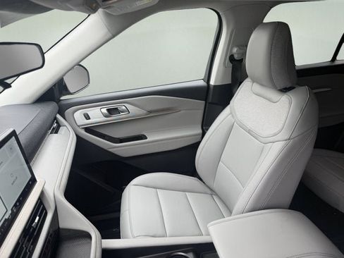New 2026 Ford Explorer Active w/ Active Comfort Package AWD/4WD image 16