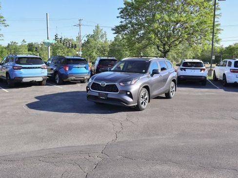 Used 2023 Toyota Highlander XLE AWD/4WD image 4
