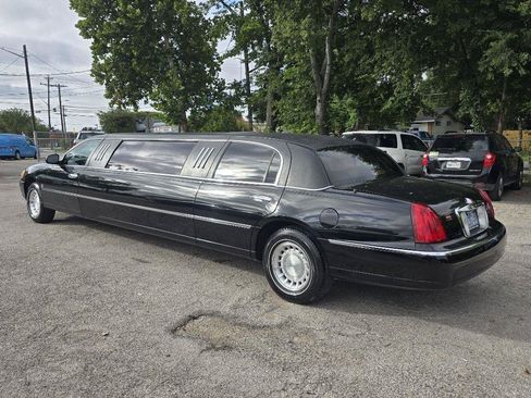 Used 2002 Lincoln Town Car Executive RWD image 4