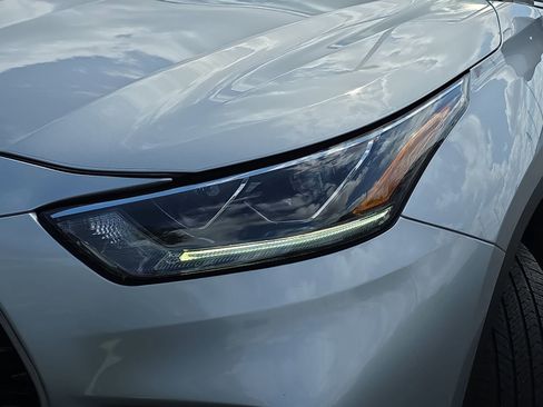 Used 2023 Toyota Highlander Limited image 32