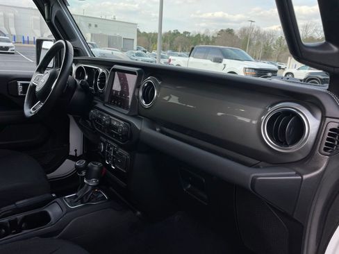 Used 2022 Jeep Gladiator Overland w/ LED Lighting Group AWD/4WD image 32