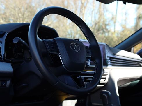 Used 2025 Toyota Camry SE image 6