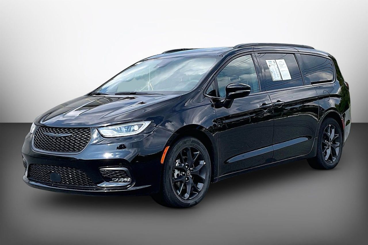 Used 2025 Chrysler Pacifica Limited FWD image 4