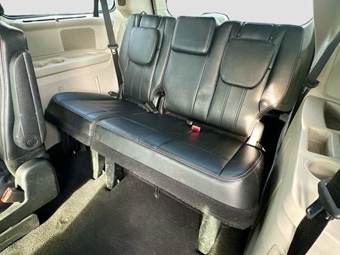 Used 2015 Chrysler Town & Country Touring w/ Driver Convenience Group image 28