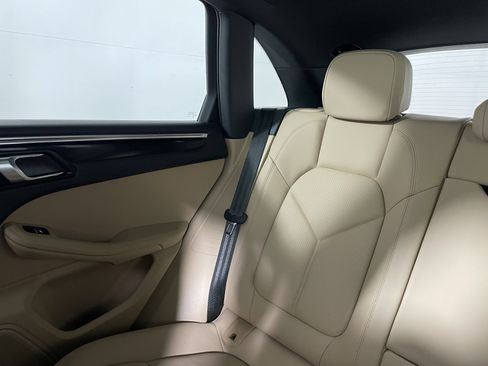 Used 2025 Porsche Macan image 15