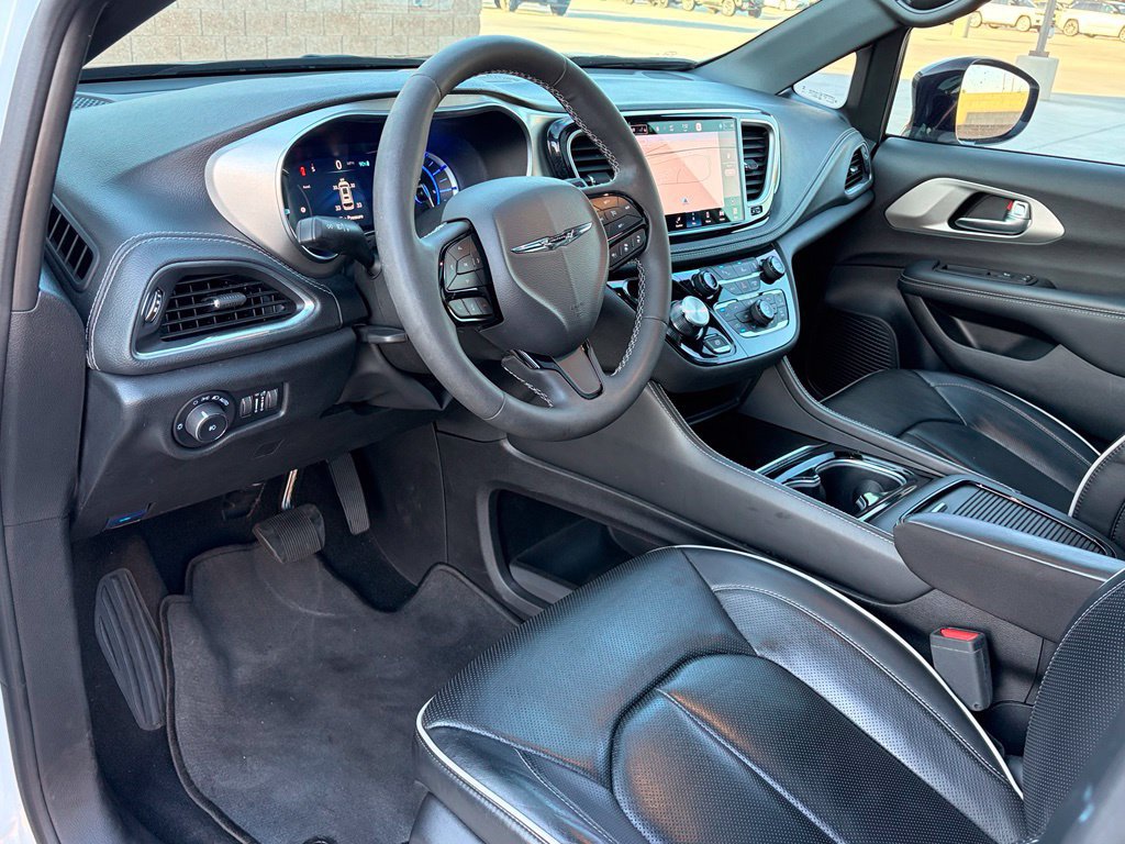 Used 2023 Chrysler Pacifica Limited w/ S Appearance Package FWD image 12