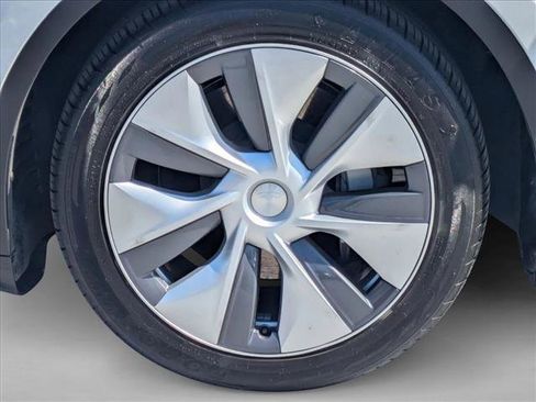 Used 2024 Tesla Model Y Long Range AWD/4WD image 25