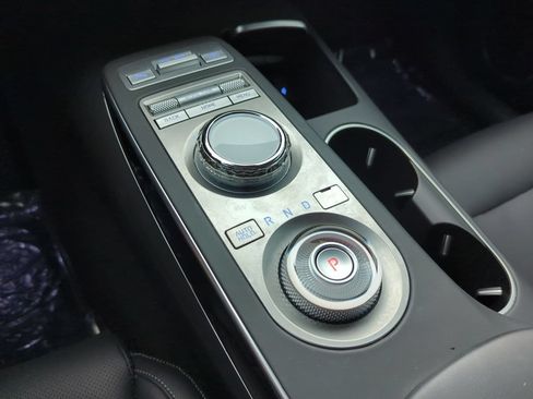 Used 2025 Genesis GV70 2.5T AWD/4WD image 13