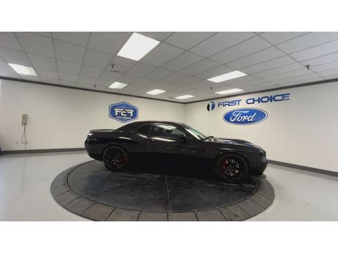 Used 2015 Dodge Challenger SRT Hellcat image 3