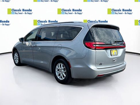 Used 2021 Chrysler Pacifica Touring-L FWD image 5