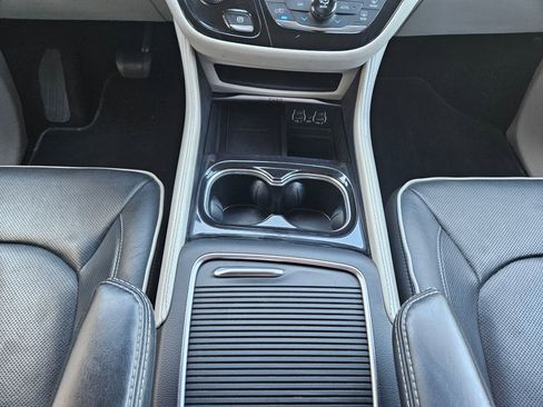 Used 2023 Chrysler Pacifica Limited FWD image 12