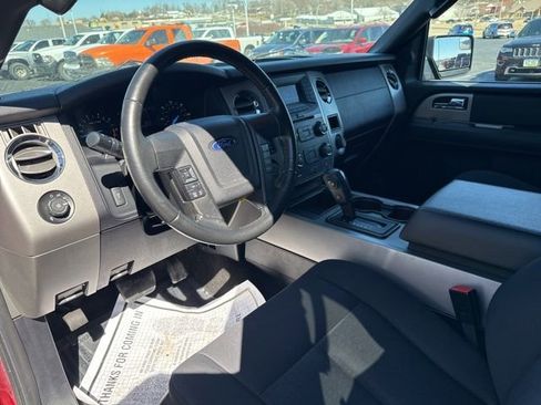 Used 2017 Ford Expedition XLT image 2